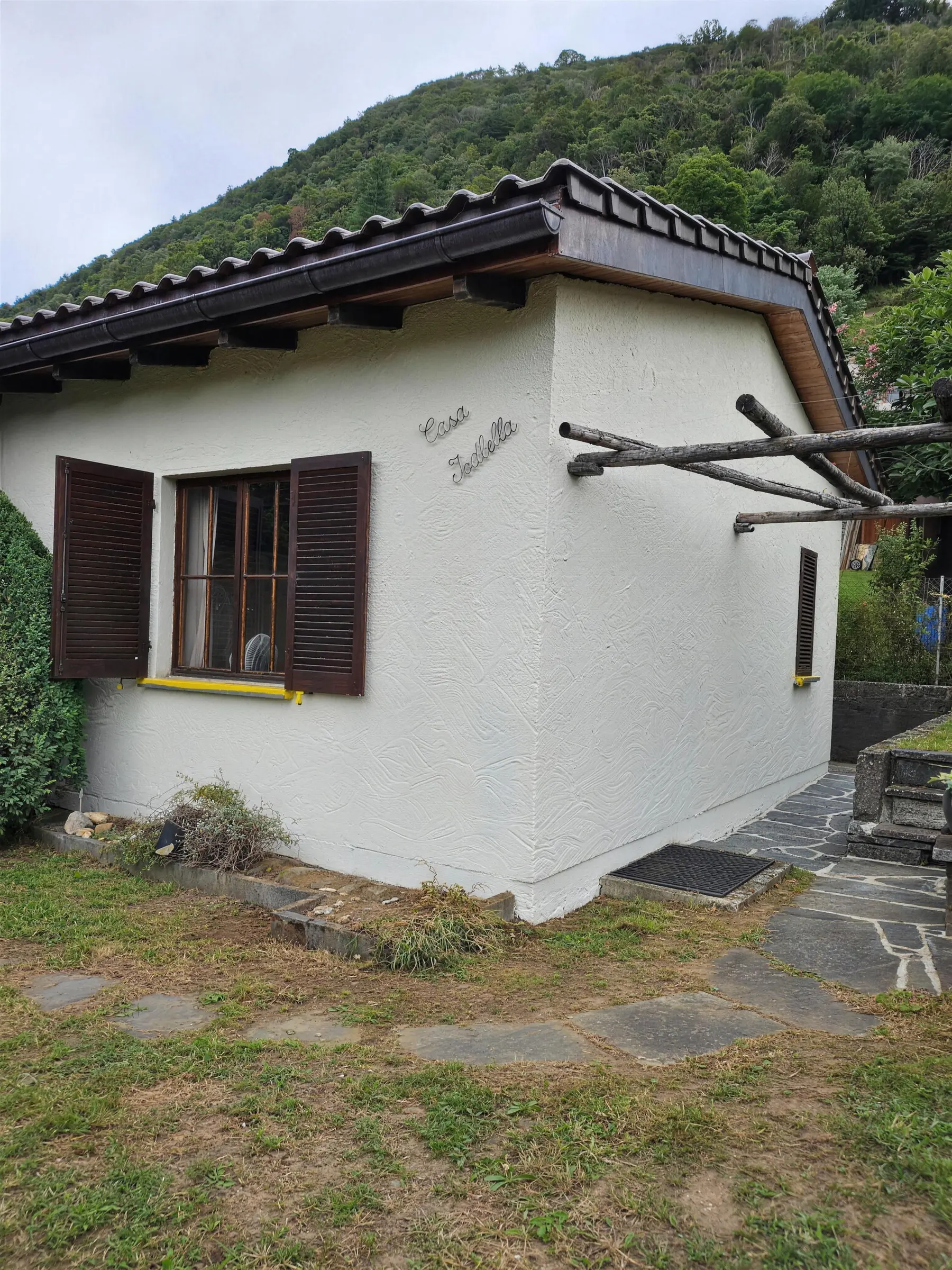 Petite maison, crépi et peinture extérieure