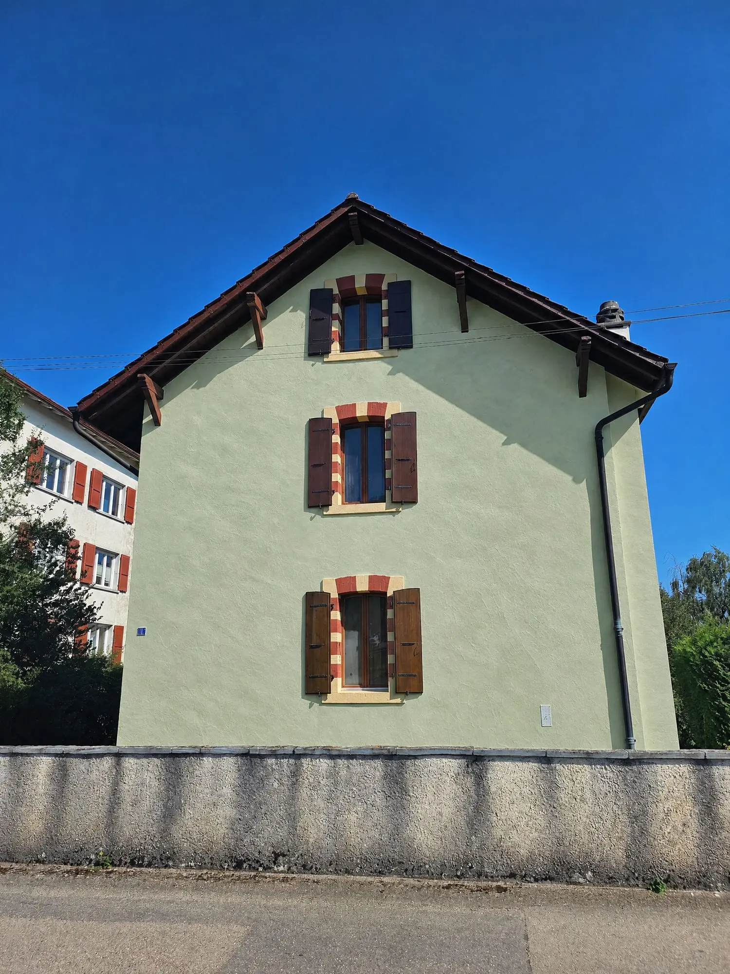 Façade en vert amande